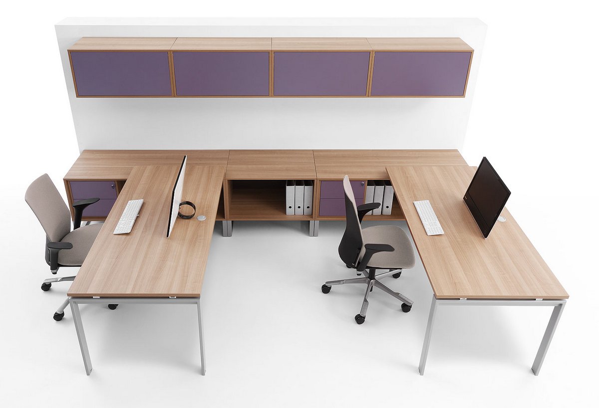 Podwójne stanowiska biurowe biurka Pluris szafki wiszące nad biurkami 