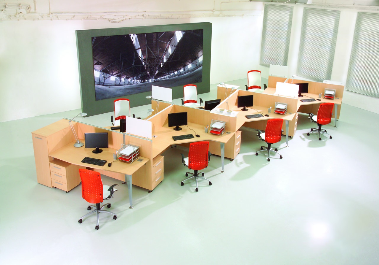 Wielostanowiskowe meble biurowe, biurka dla pracowników, ścianki działowe przy biurku EVO